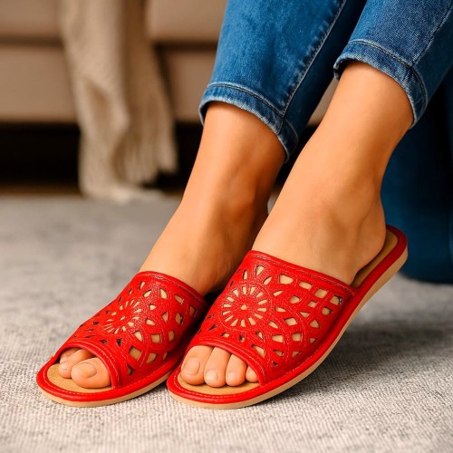 Czerwone kapcie damskie odkryte z ażurowym wzorem