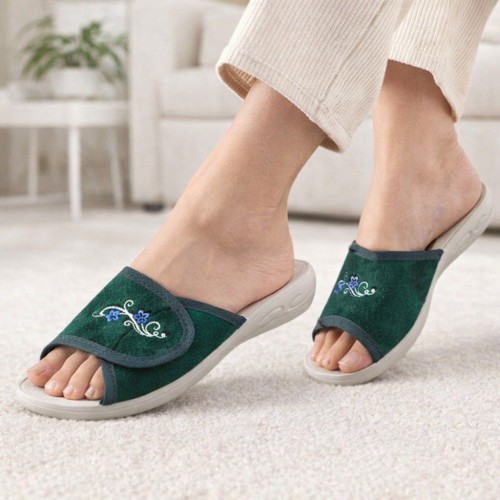Wygodne kapcie damskie zielone z rzepem na szeroką stopę – miękkie, stabilne, idealne do codziennego chodzenia po domu