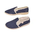 Wygodne kapcie damskie wsuwane granatowe groszki profil boczny