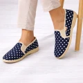 Kapcie mokasyny damskie w groszki granatowe na stopach