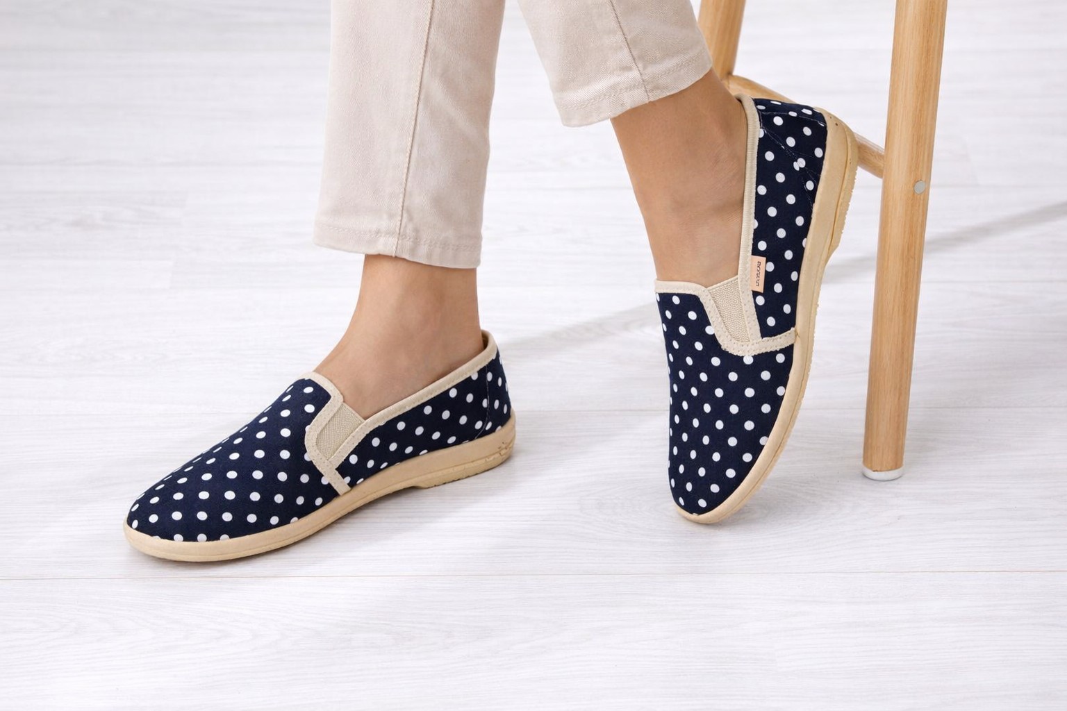 Kapcie damskie wsuwane granatowe w grochy na stopach – lekkie kapcie domowe slip-on